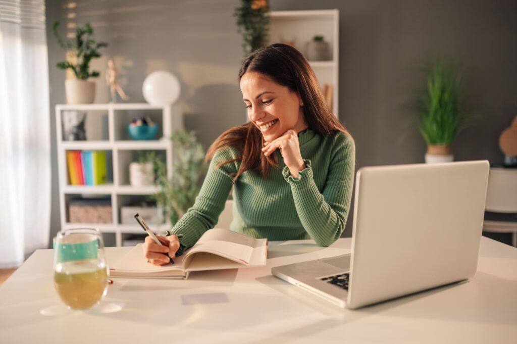 Femme freelance en train d’annoter des informations sur son agenda personnalisé à l'image de son entreprise